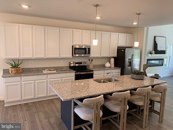 4th image of 216 N Heron Cir
