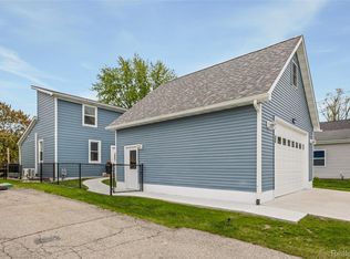 9474 Thames Blvd, White Lake, MI 48386