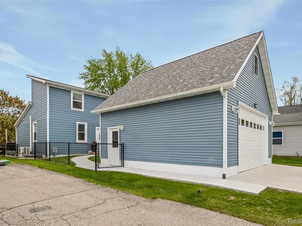 9474 Thames Blvd, White Lake, MI 48386