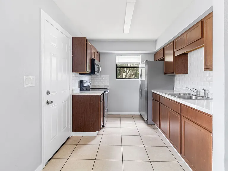 638 W 8th St — Photo 5