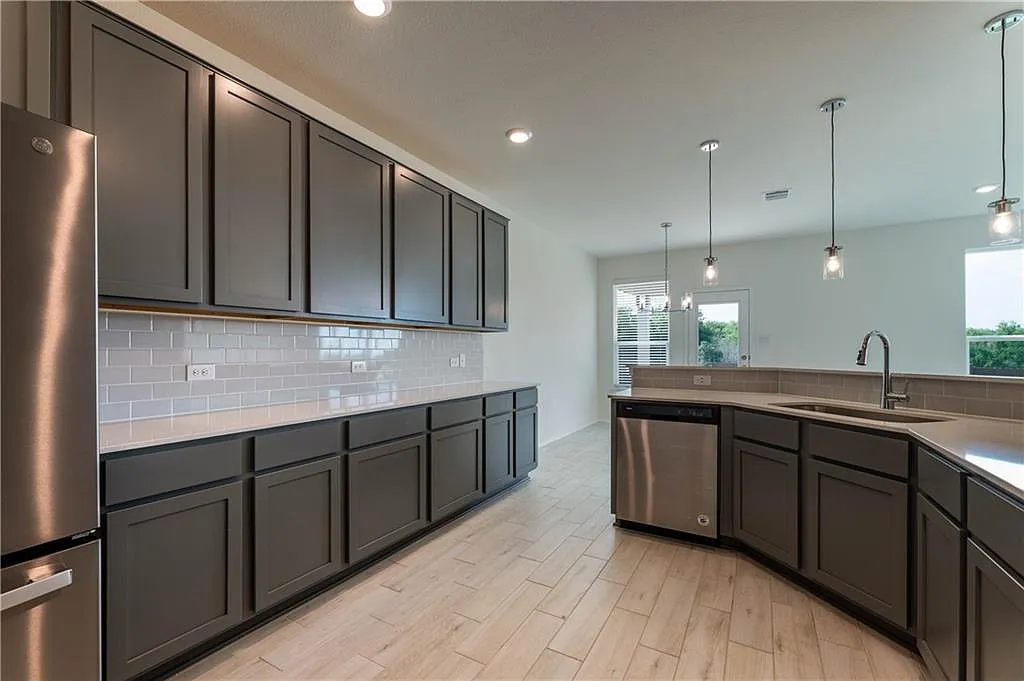3 bed, 2.5 bath, 1820 sqft, $2,100 — Photo 2