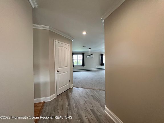 3rd image of 27 Kinkora Ct W