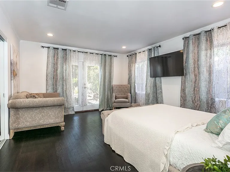 5825 Fulton Ave — Photo 19