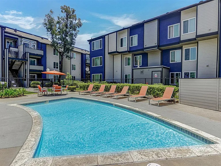 River House Apartments — Photo 2