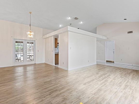 4th image of 2557 SE Calusa Avenue