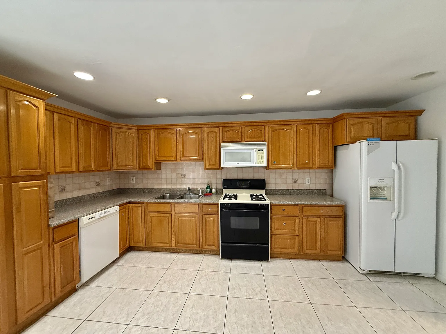 3 bed, 1000 sqft, $2,400 — Photo 4