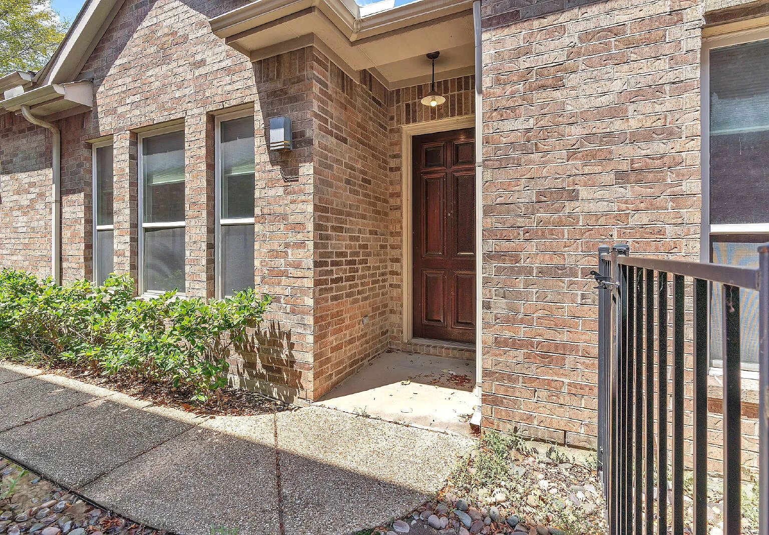 3 bed, 2.0 bath, 1800 sqft, $2,600 — Photo 2