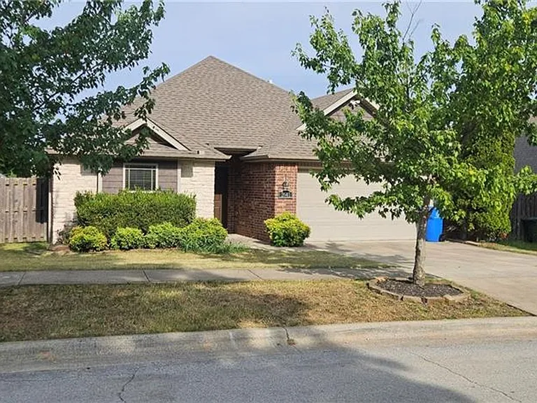 2641 N Villa Blvd — Photo 2