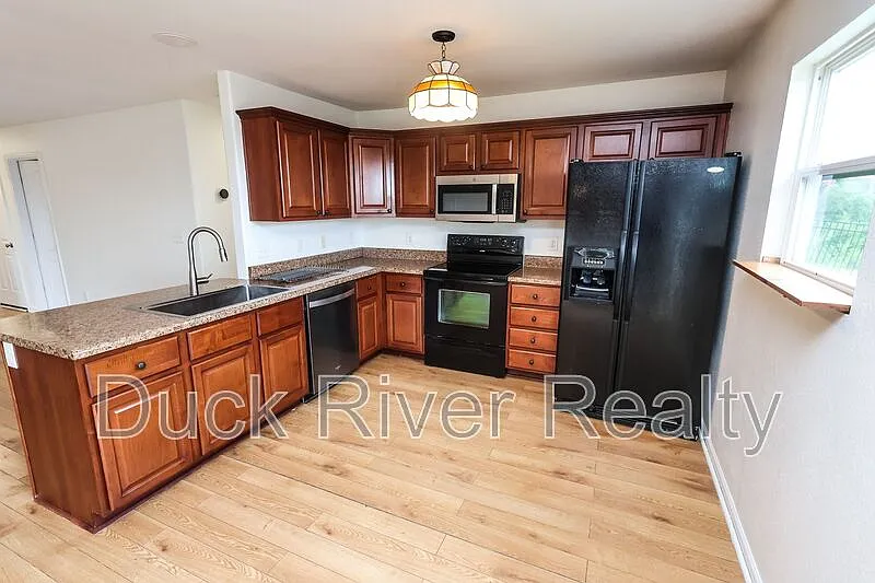 3 bed, 2.0 bath, 1447 sqft, $2,050 — Photo 3