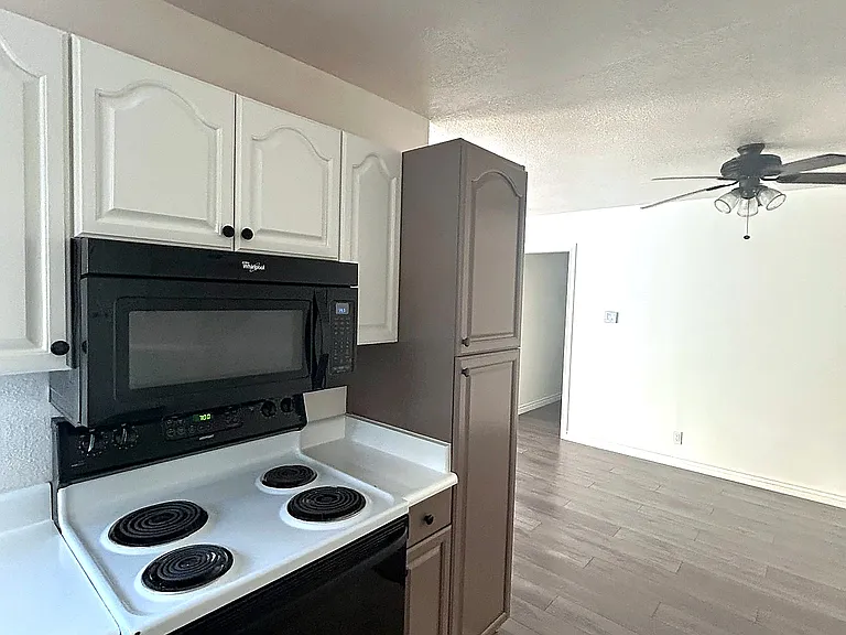 22011 Lakeland Ave — Photo 4
