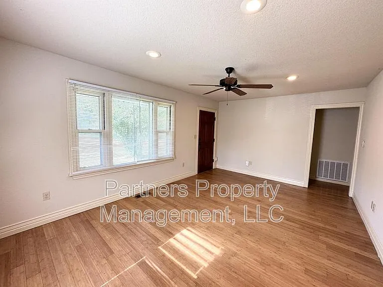 1140 W Hendrix St — Photo 2