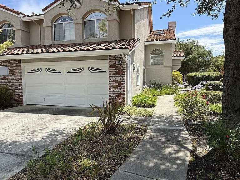 365 Bellflower Dr — Photo 2