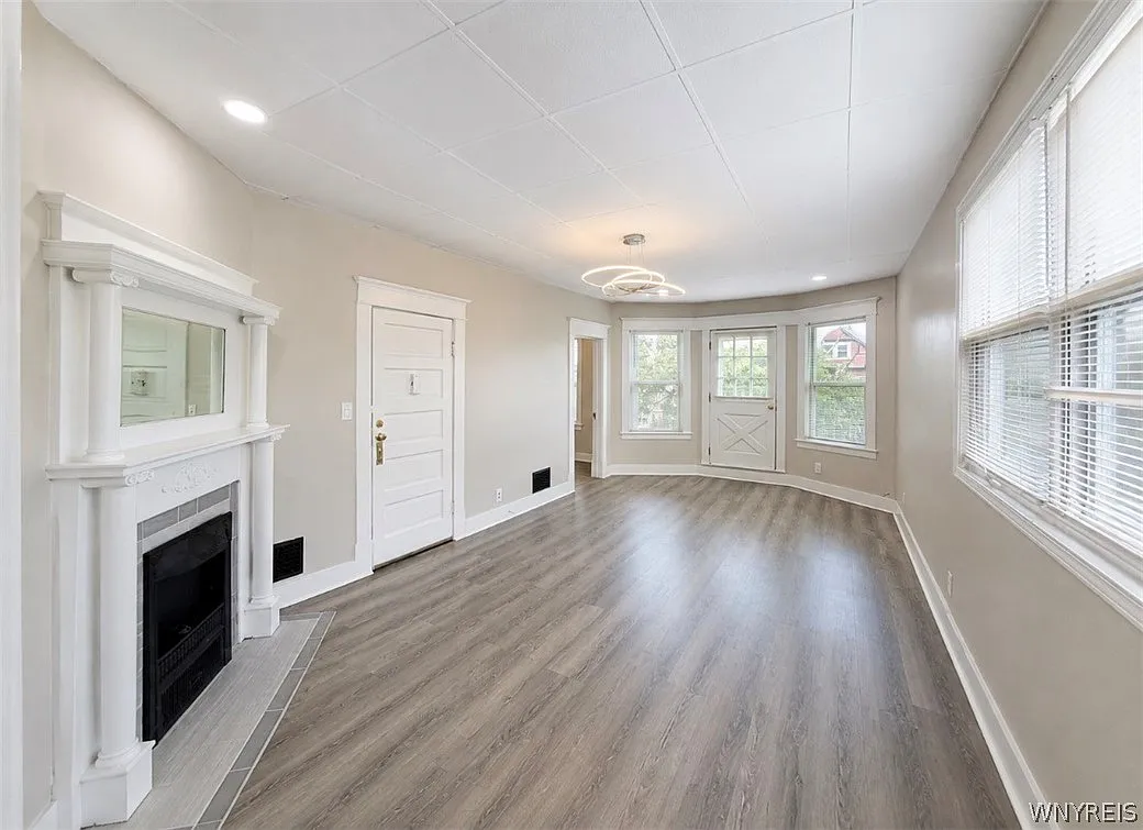 3 bed, 1.0 bath, 1300 sqft, $1,650 — Photo 3