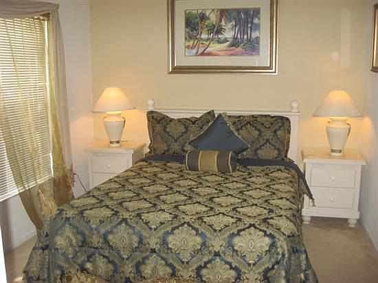 HL4P116ND-queen-bedroom