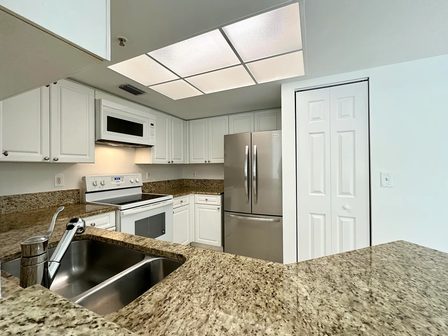 2 bed, 2.0 bath, 1075 sqft, $2,300 — Photo 2