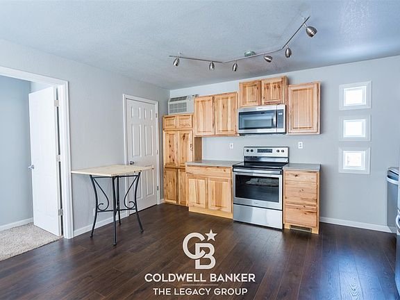 3rd image of 2804 De Smet Dr