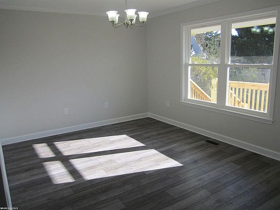 5th image of 1060 Montgomery St