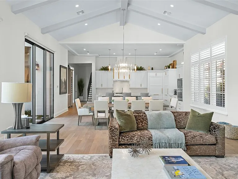 10331 Los Feliz Dr — Photo 32