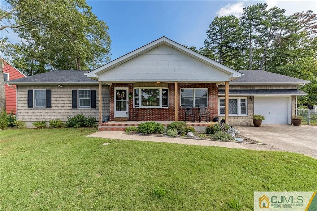 242 Lakeside Dr N photo 1