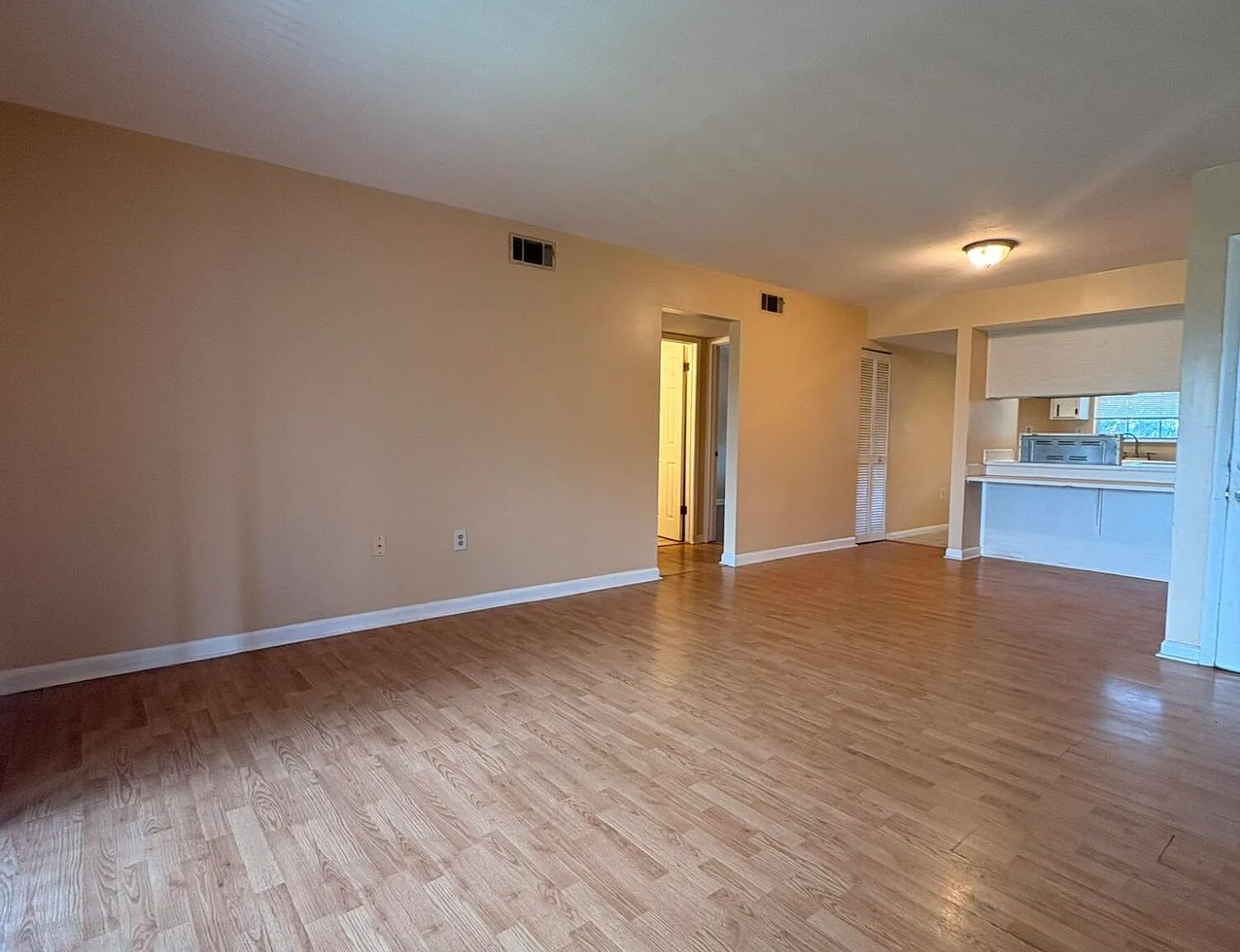 2 bed, 1.0 bath, 815 sqft, $1,290 — Photo 2