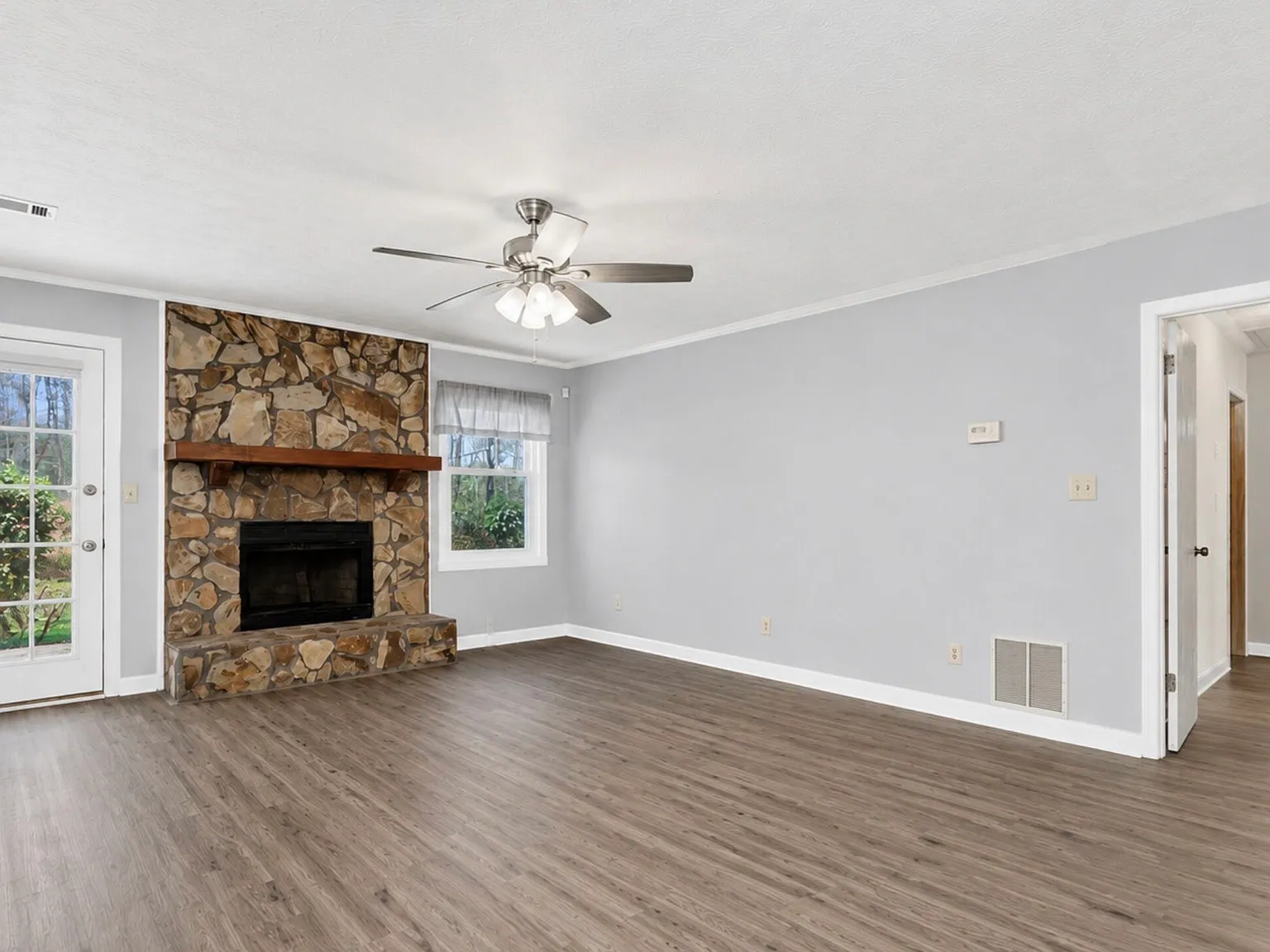 3 bed, 2.0 bath, 1416 sqft, $2,350 — Photo 2