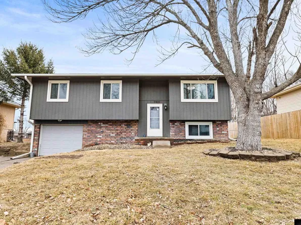 7915 Heather Ave, La Vista, NE 68128