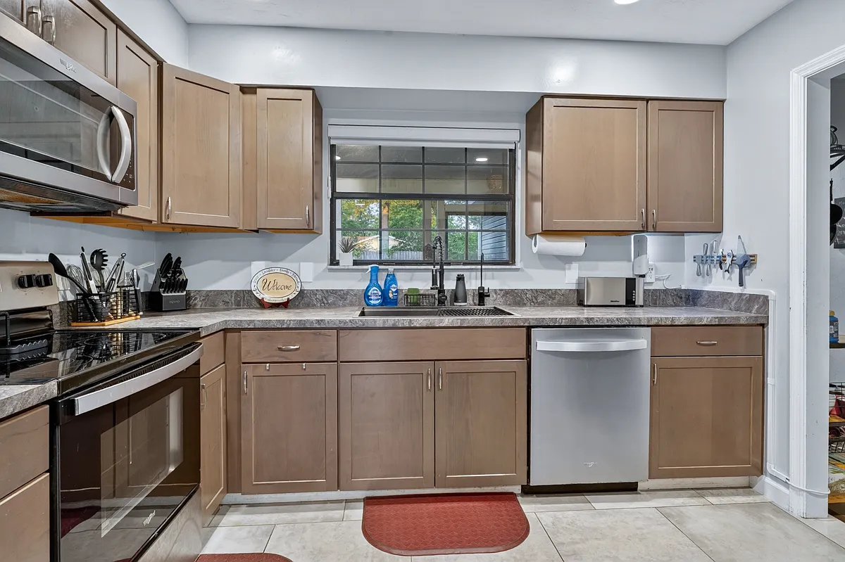 4 bed, 2.5 bath, 1912 sqft, $4,295 — Photo 3