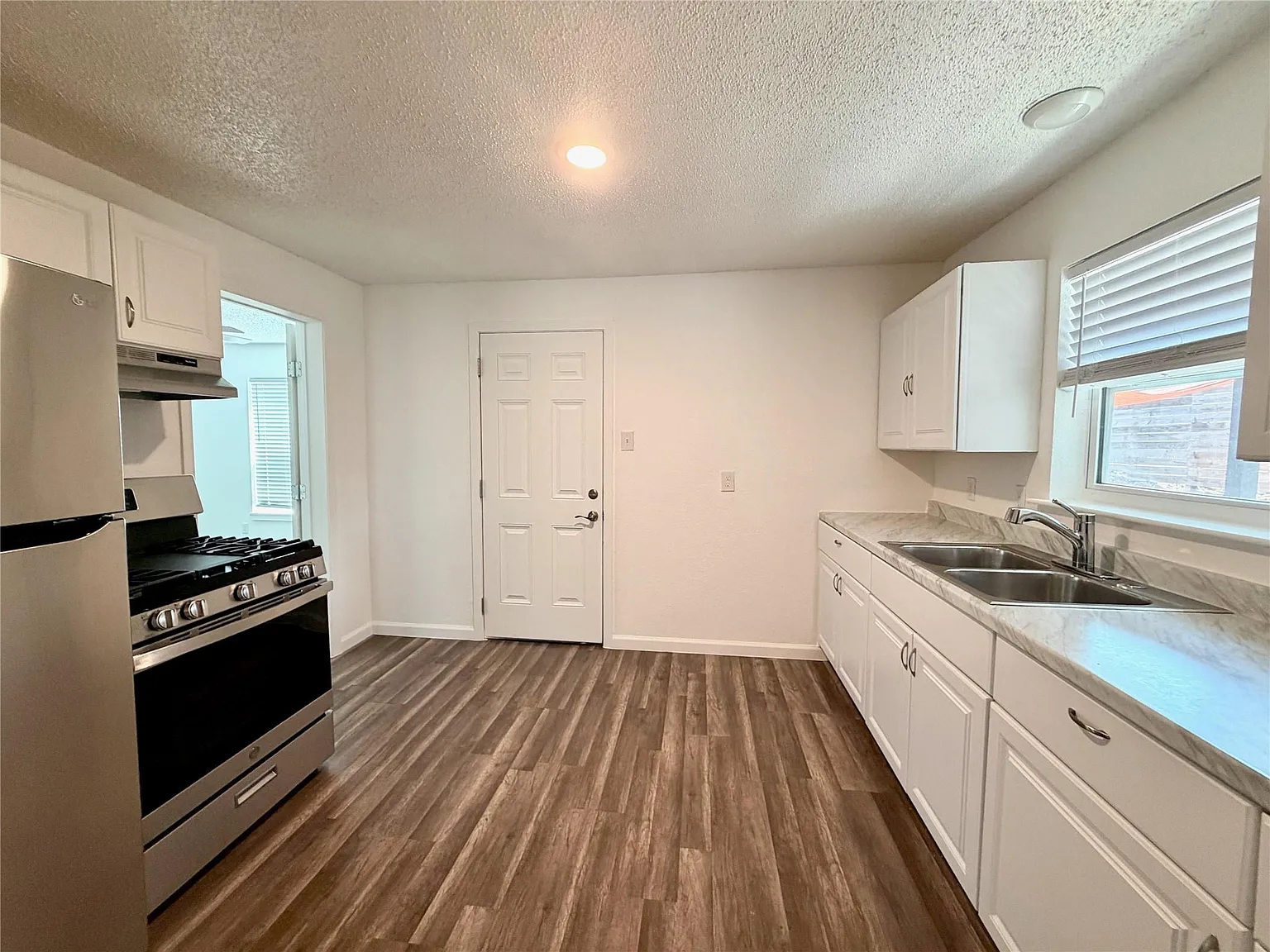 3 bed, 2.0 bath, 1192 sqft, $2,800 — Photo 3