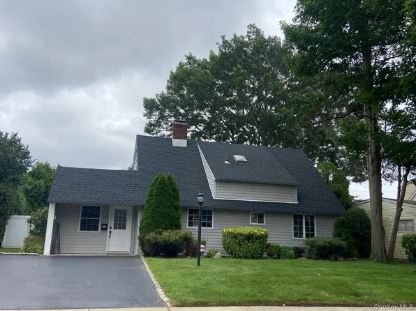 17 Giant Lane, Levittown, NY 11756