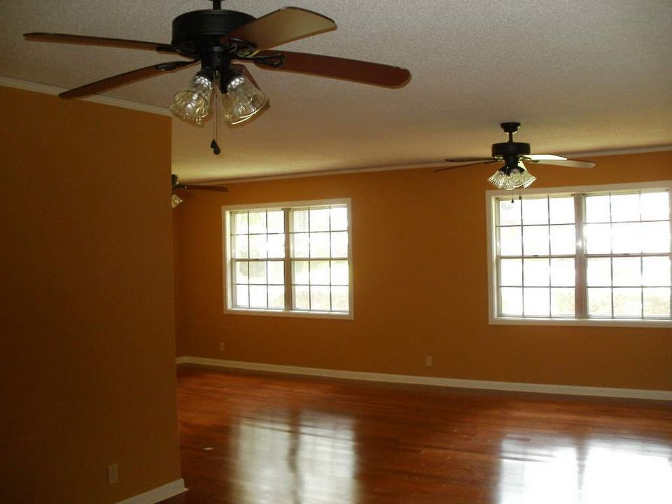 1st image of 4 Holiday Ln
