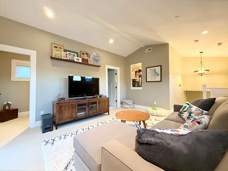 251 San Pedro Ave — Photo 38
