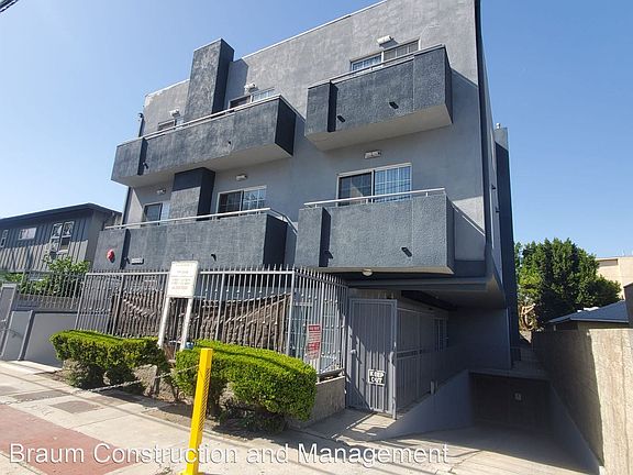 3rd image of 11035 Moorpark St