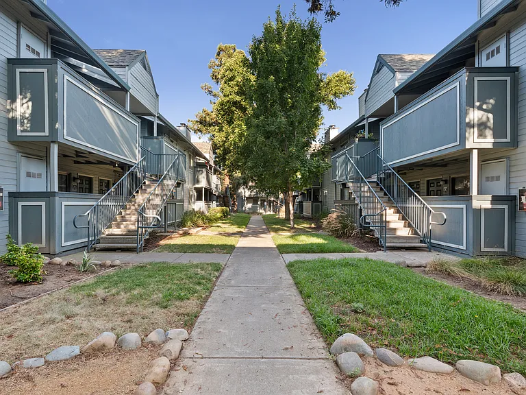 College Glen Apartments — Photo 7