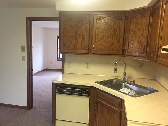 Double sink in kitchen