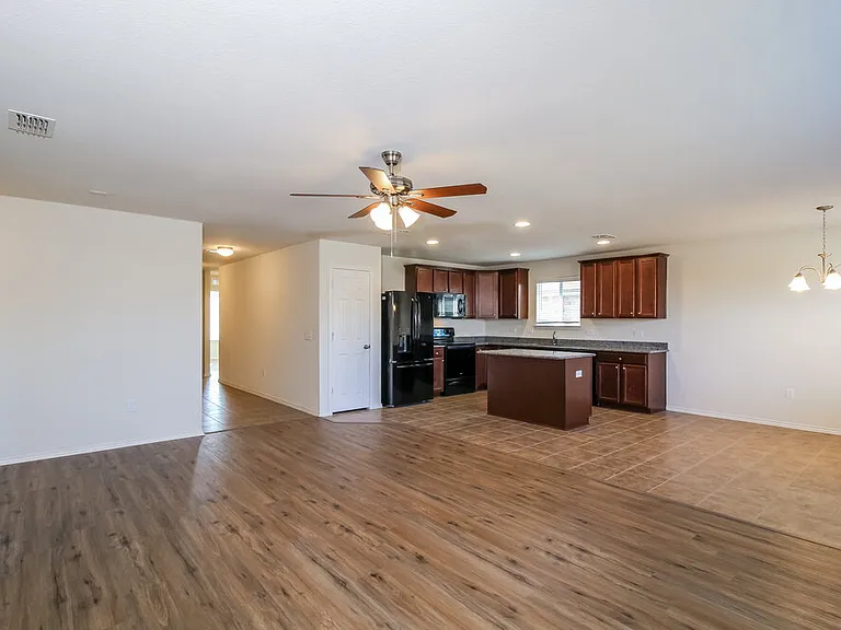 1449 Vernon Dr — Photo 4