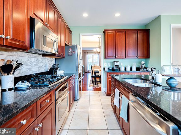 3rd image of 14527 Crossfield Way