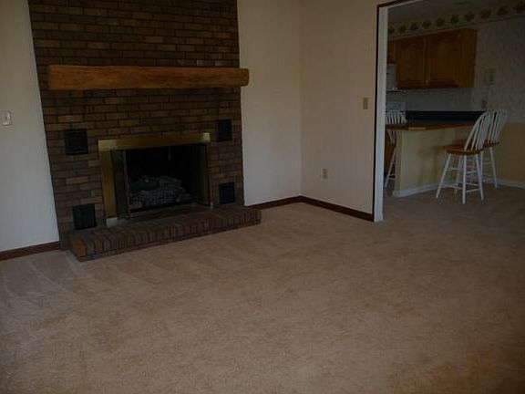 5th image of 227 Evergreen Dr