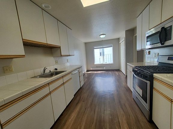 4th image of 1889 Oak St APT 4