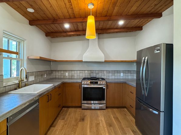 606 Camino De La Luz