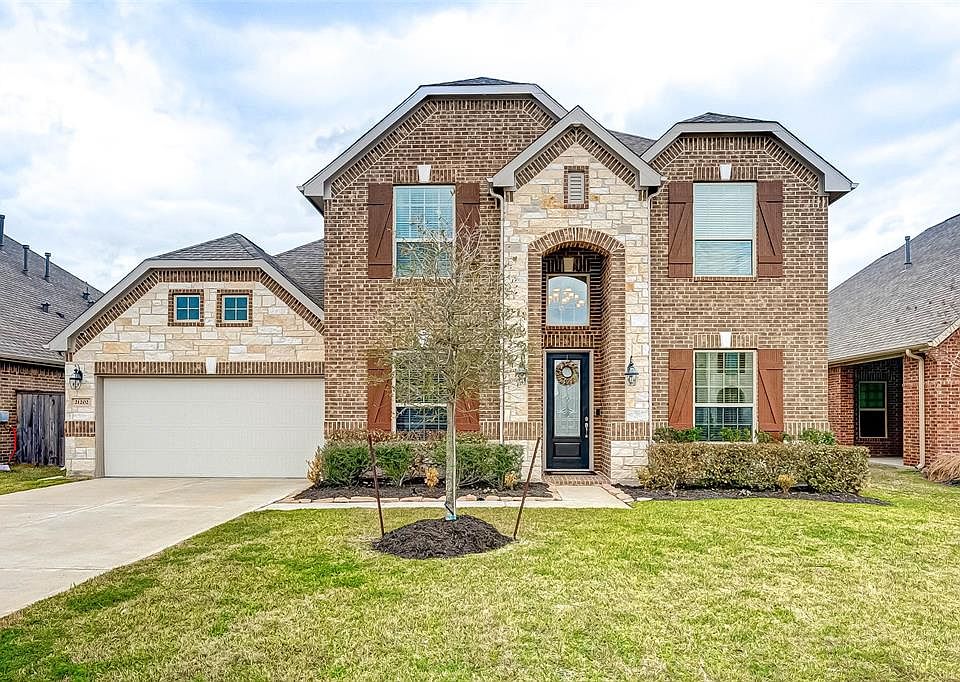 Looking for a gorgeous home with two bedrooms downstairs? Your search is over! This 2018 Lennar home is the one! Wait until you see the inside!