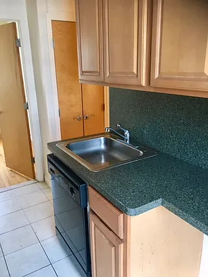 Rented by Halvatzis Realty | media 3