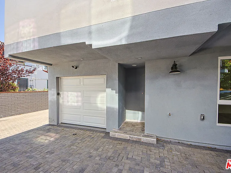 10801 Kling St — Photo 36