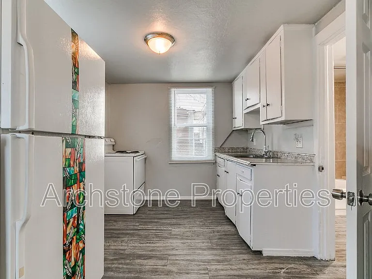 1233 N Grand Blvd — Photo 8