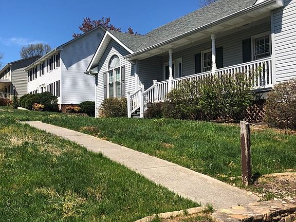 3rd image of 3700 Derby Dr