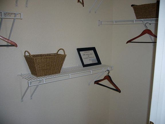 WALK-IN CLOSET