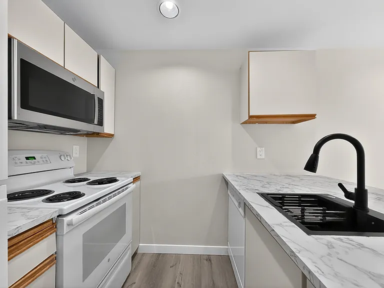 Stone Court Apartments — Photo 16