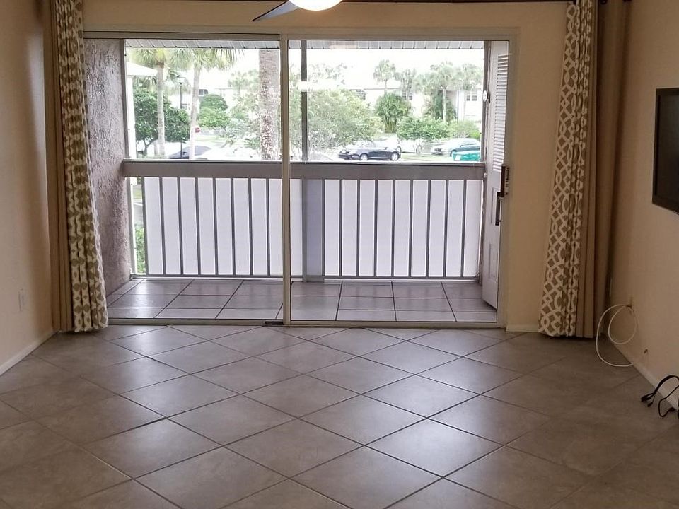 LIVING ROOM WITH TILE ON THE DIAGINAL