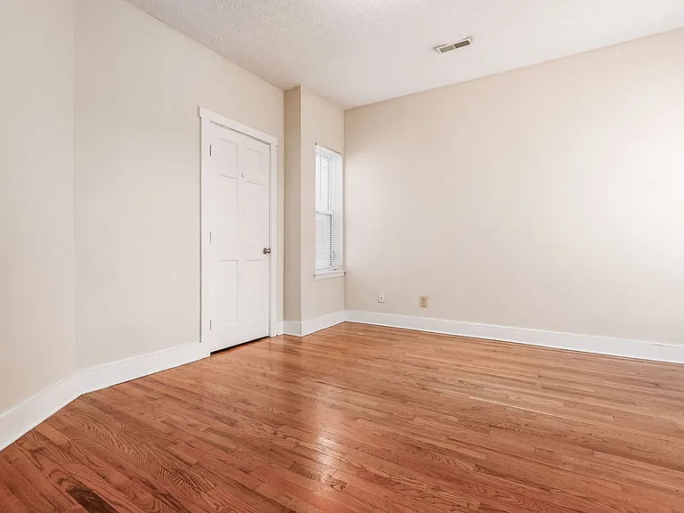 1371 Summit St #C — Photo 11