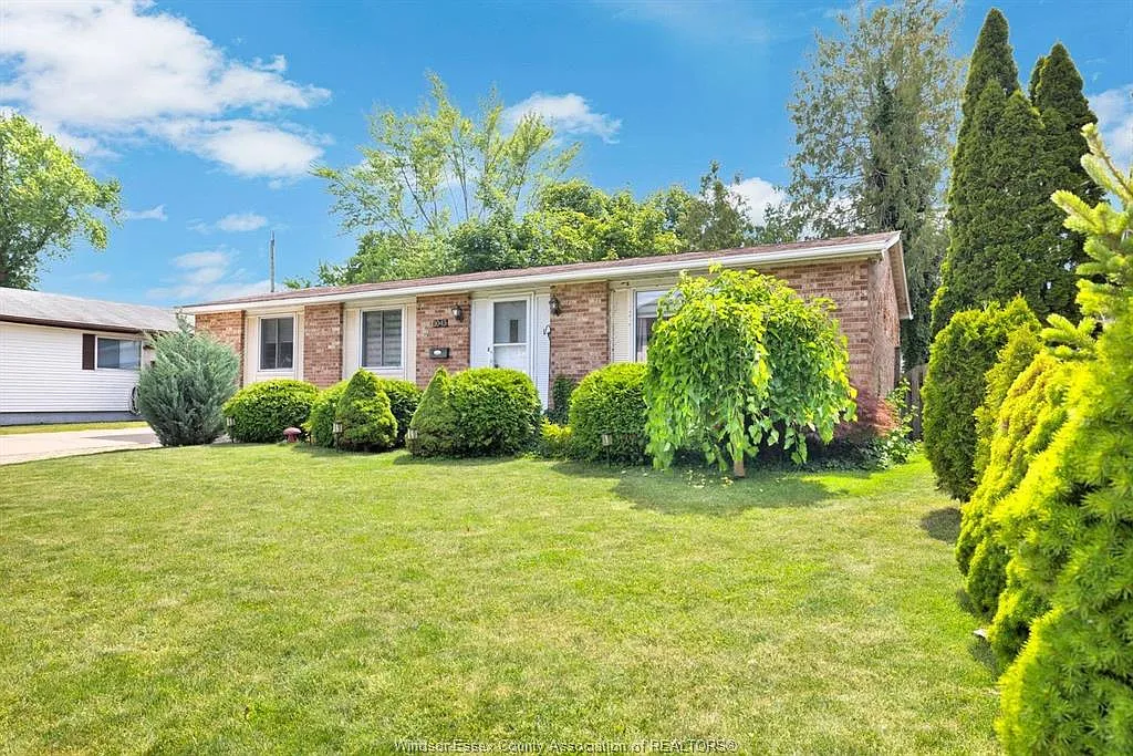 3 bed, 1.5 bath, $2,500 — Photo 2