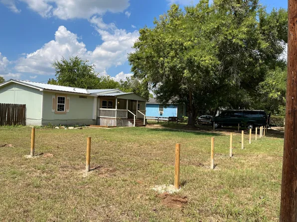 106 Bunte St, Smithville, TX 78957